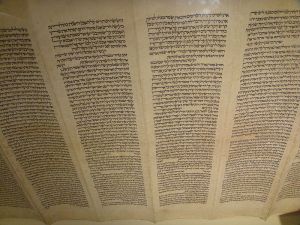Hebrew_Sefer_Torah_scroll
