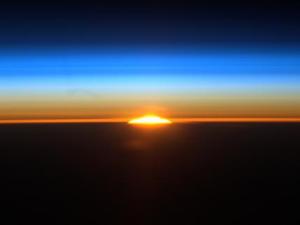 582746main_sunrise_from_iss-4x3_428-321